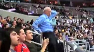 Дед на трибуне - смотреть видео (2:05)