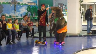 Медведь на гироскутере - смотреть видео (0:44)