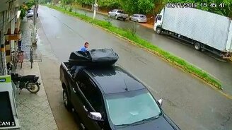 Ловко увернулся от лихача - смотреть видео (1:01)