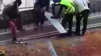 Африканец и пила - смотреть видео (0:20)