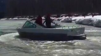 Спуск лодки со снега на воду - смотреть видео (0:11)