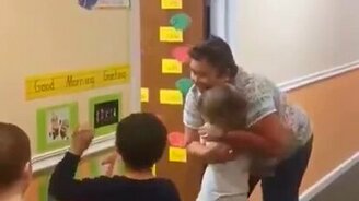 Воспитательница приветствует детей - смотреть видео (0:36)