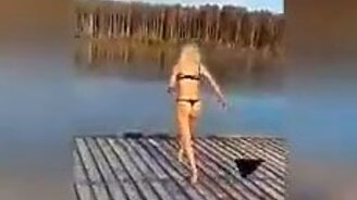 Блондинка против льда - смотреть видео (0:07)