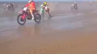 Волнительный момент на мотогонках - смотреть видео (0:28)