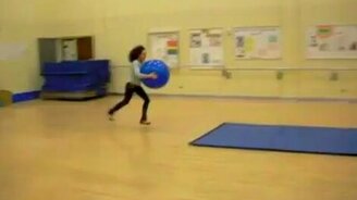 Два мяча - две девушки - смотреть видео (0:12)