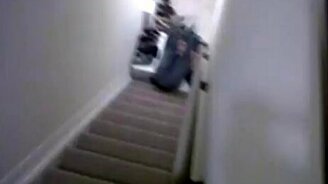 Спиной по лестнице - смотреть видео (0:27)