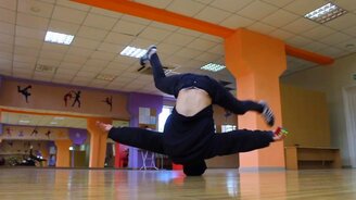 Сборка кубика Рубика стоя на голове - смотреть видео (0:33)