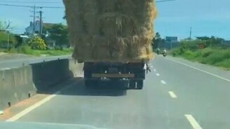 Перегруженный сеном грузовик - смотреть видео (1:09)