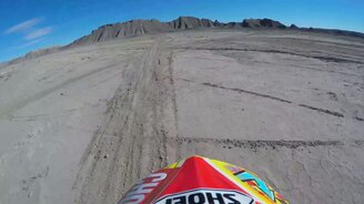 Прыжок мотоциклиста с парашютом - смотреть видео (0:42)