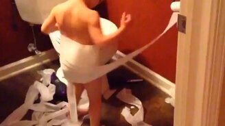 Детский подход к туалетной бумаге - смотреть видео (0:23)