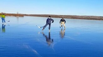 Хоккей на озере - смотреть видео (0:42)