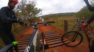 Велосипедисты против быка - смотреть видео (1:04)