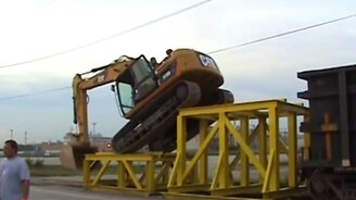 Пять удивительных трюков с экскаватором - смотреть видео (9:57)