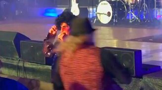 Забавный провал певца - смотреть видео (0:16)