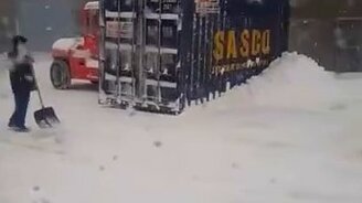 Очистка снега по-магадански - смотреть видео (1:11)