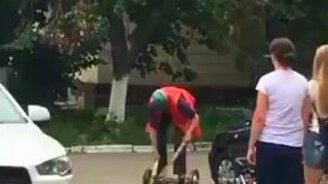 Дворник на гироскутере - смотреть видео (0:14)