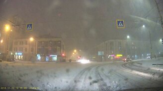 Пешеход радуется первому снегу - смотреть видео (0:21)