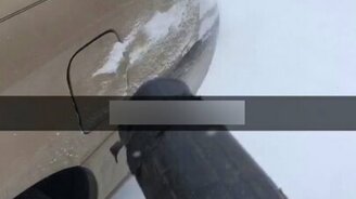 Очищаем авто от снега листодувом - смотреть видео (0:58)