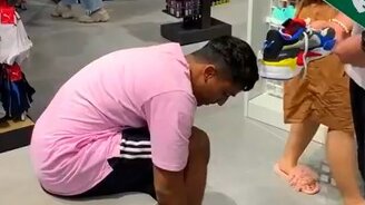 Розыгрыш для продавца кроссовок - смотреть видео (0:45)