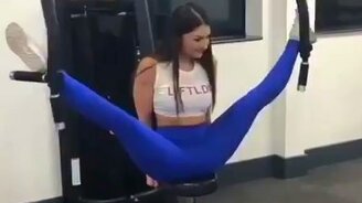 Гибкая девушка на тренажёре - смотреть видео (0:17)