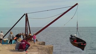 Пять огромных волн против зданий - смотреть видео (10:05)