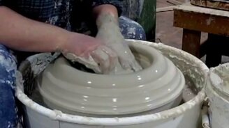 Работая на гончарном круге - смотреть видео (12:16)