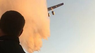 Самолёт тушит пожар - смотреть видео (0:13)