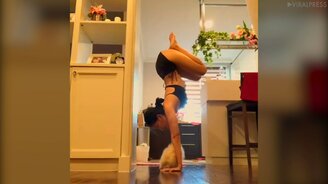 Йога против щенка бессильна - смотреть видео (0:20)