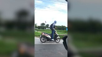 На мопеде стоя и без рук - смотреть видео (0:38)