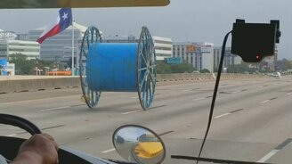 Гигантская катушка на дороге - смотреть видео (0:22)