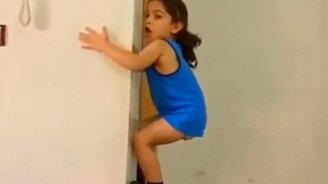 Девочка, которая лазает по стенам - смотреть видео (0:58)