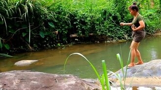 Женщина ловит рыбу без удочки - смотреть видео (11:18)