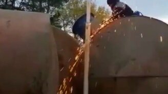 Опасно пилим цистерну - смотреть видео (0:27)