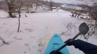 На каяке по снегу с горы - смотреть видео (0:19)