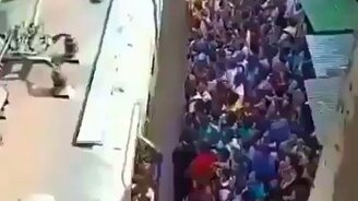 Индия, поезд прибыл на станцию... - смотреть видео (1:00)