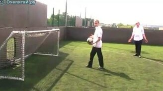 Мяч от штанги по носу - смотреть видео (0:04)