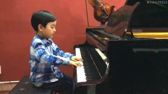 Семилетний пианист - смотреть видео (0:53)