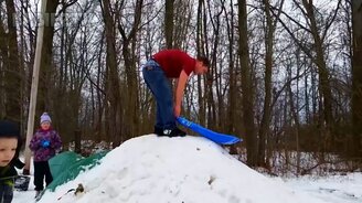 Весёлое видео с детьми в зимнюю пору - смотреть видео (10:10)