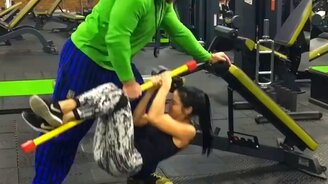 Девушка в качестве гири - смотреть видео (0:18)