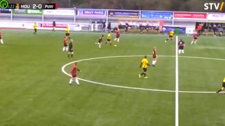 Нелепейший футбольный гол - смотреть видео (0:24)