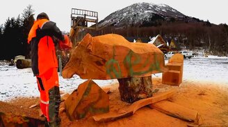 Это сделано при помощи бензопилы - смотреть видео (5:33)