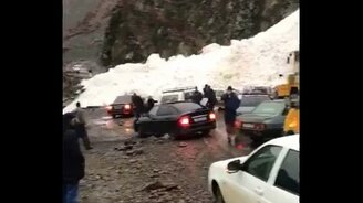 Лавина против грузовика и дороги - смотреть видео (1:53)