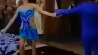 Танец живой ёлки - смотреть видео (2:54)