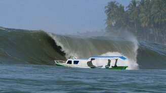 Волна сокрушает лодку - смотреть видео (0:21)