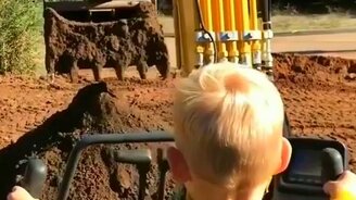 Мальчик работает на экскаваторе - смотреть видео (1:00)