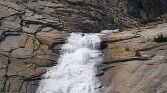 На каяке вниз с водопада - смотреть видео (0:43)