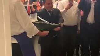 Провально открыл шампанское - смотреть видео (0:30)