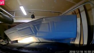 Хотел научить сына водить - смотреть видео (0:19)