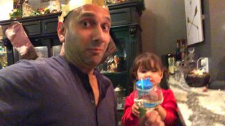 Чокнулась с папой - смотреть видео (0:07)