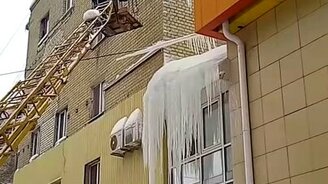 Провально сбили сосульки - смотреть видео (1:25)